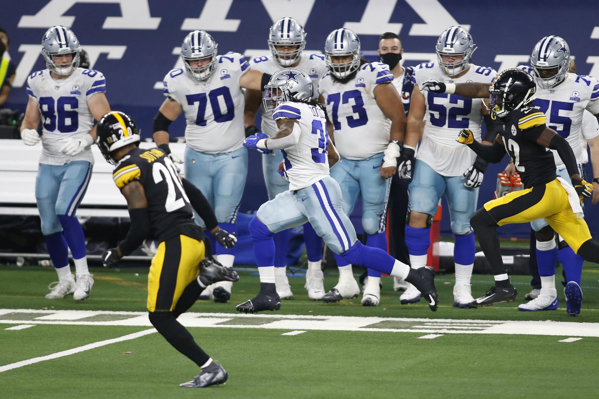 Nov 8, 2020; Arlington, Texas, USA; Dallas Cowboys running back Rico Dowdle (34) returns a kickoff in the fourth quarter against the Pittsburgh Steelers at AT&T Stadium. Mandatory Credit: Tim Heitman-USA TODAY Sports