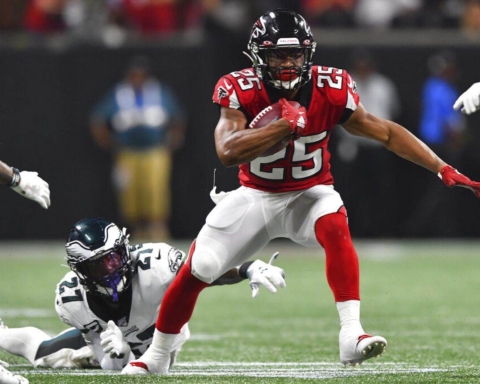 Cowboys RB Shuffle: Ito Smith Signed, Pollard Misses Practice, Elliott Not Coming Off Field