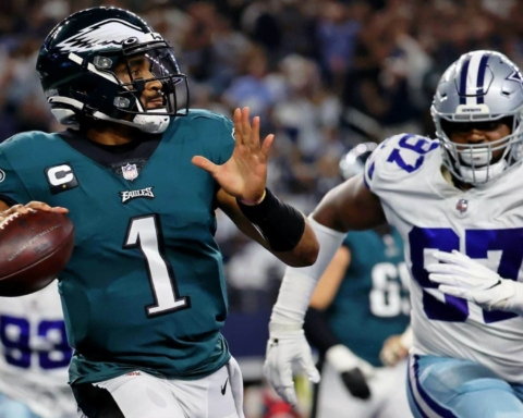 Halftime Report: It's all-Eagles, as Cowboys trail  " , "