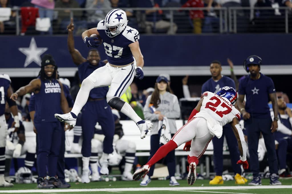 Jerry Jones signed ARLINGTON, TEXAS - NOVEMBER 24: Jake Ferguson #87 of the Dallas Cowboys jumps over Jason Pinnock #27 of the New York Giants during the second half at AT&T Stadium on November 24, 2022 in Arlington, Texas. Wesley Hitt/Getty Images/AFP (Photo by Wesley Hitt / GETTY IMAGES NORTH AMERICA / Getty Images via AFP)