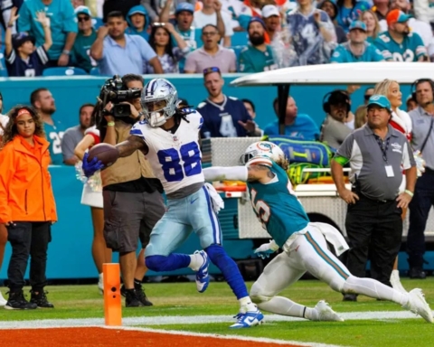 Cowboys' loss in Miami gifts NFC East perch to the Eagles