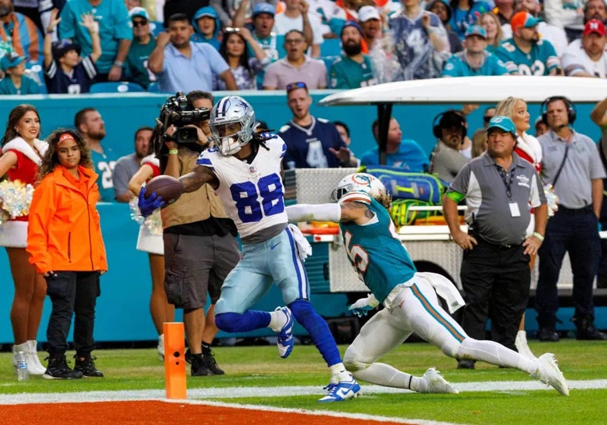 Cowboys' loss in Miami gifts NFC East perch to the Eagles