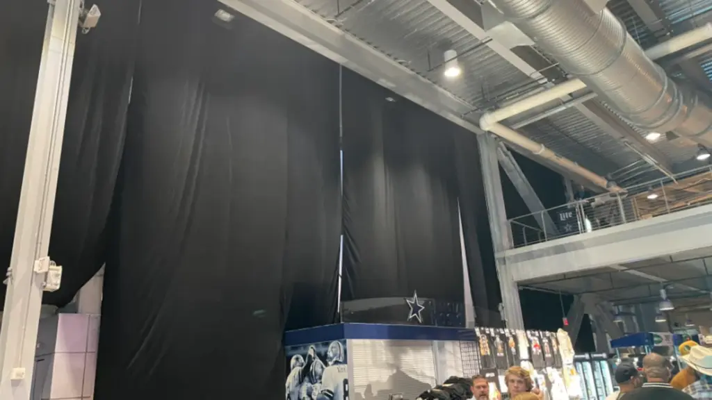 Jerry Jones can't help but put himself in the spotlight 1