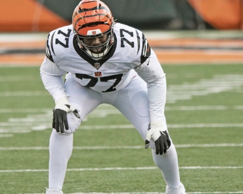 Cowboys add more OL depth before draft, sign 2020 draft pick