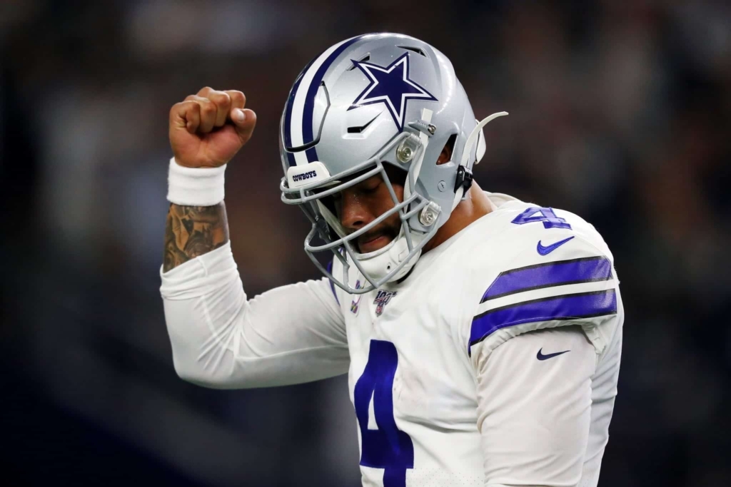 Cowboys quarterback dak Prescott celebrates a touchdown against the eagles.