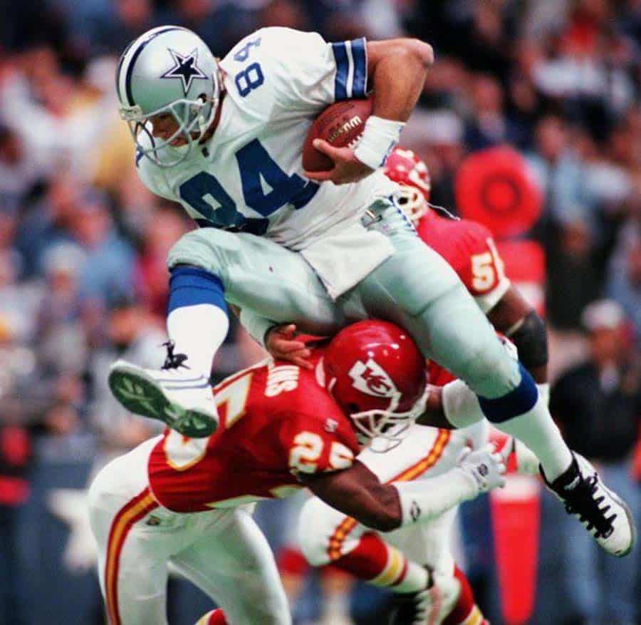 Jay Novacek catches a pass against the Kansas City Chiefs in a 1995 victory by the Dallas Cowboys.
