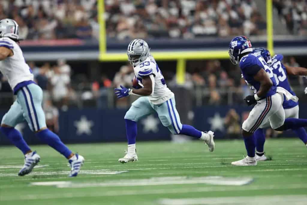 Running back in Dallas Cowboys uniform during football game.