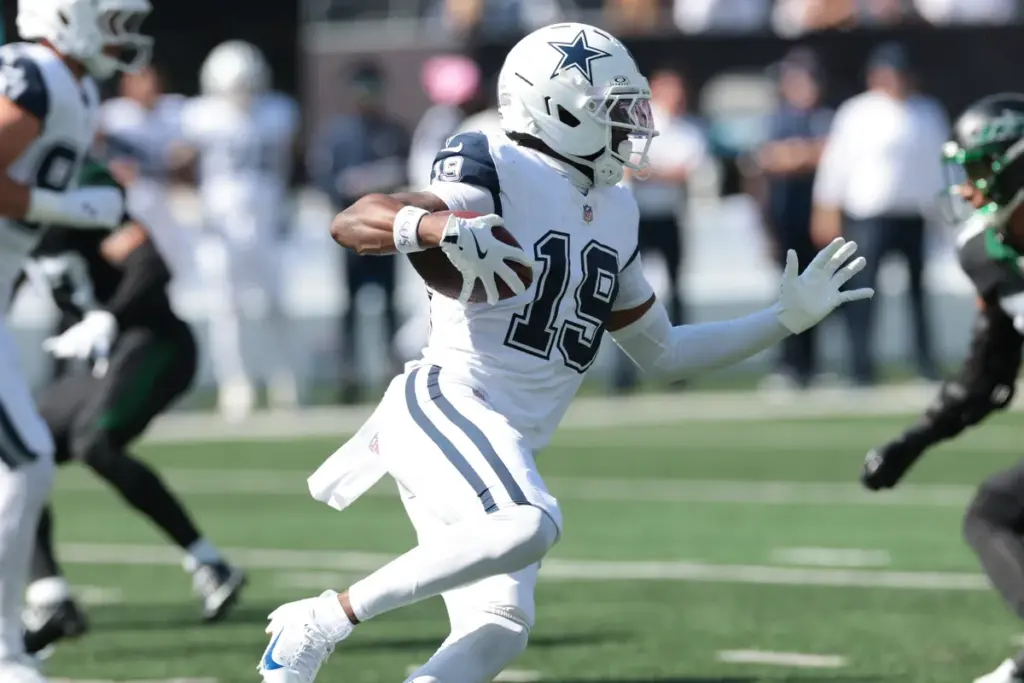 Running back with football in Dallas Cowboys uniform during NFL game.